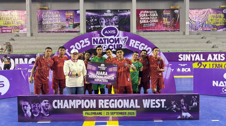  Group Head XLSMART West Region, Desy Sari Dewi saat menyerahkan hadiah pemenang Babak Regional Final AXIS Nation Cup 2025 di Palembang (foto/ist)